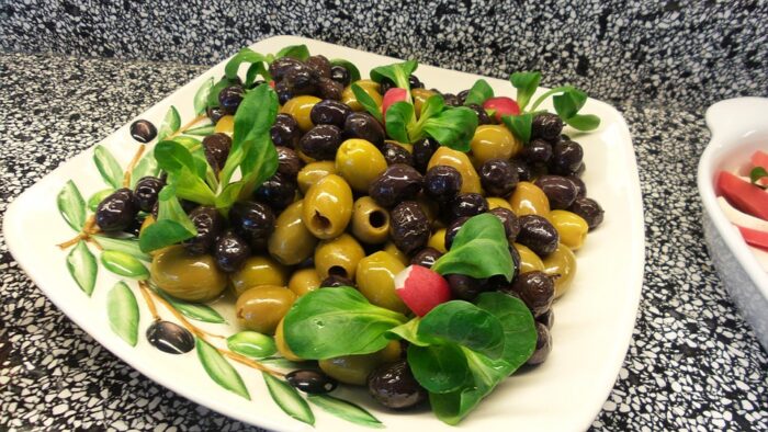 Why do Cats like Black and Green Olives? Can Cats Eat ...